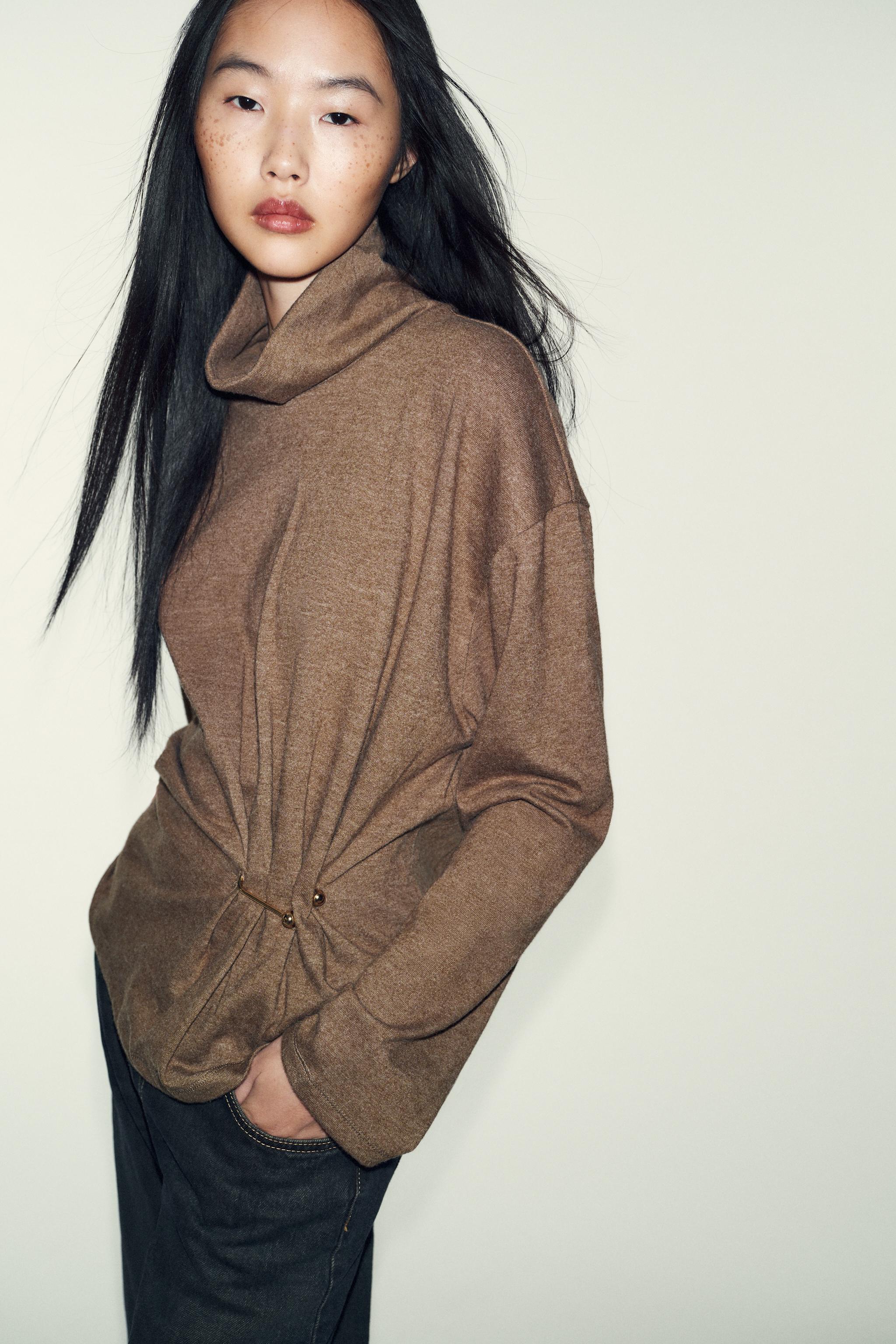 TOP DOUX AVEC DÉCOR MÉTALLIQUE